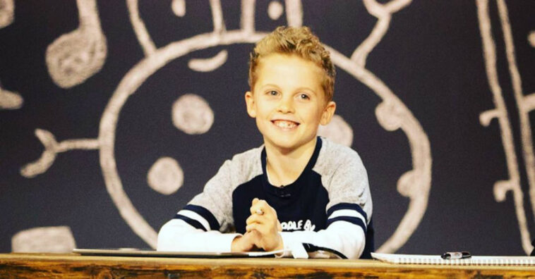 Menino é contratado por restaurante para desenhar nas paredes