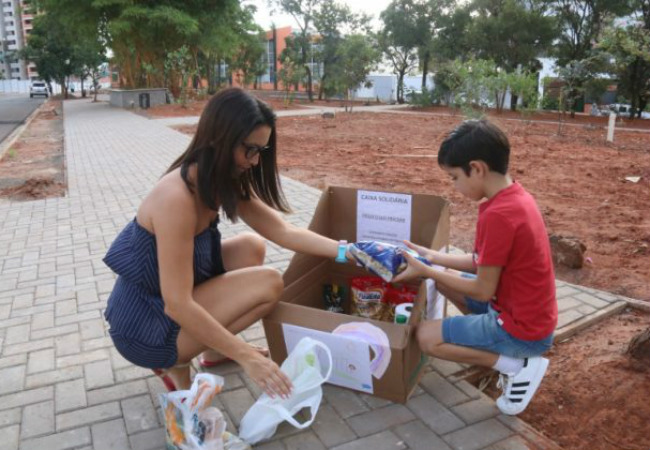 Menino faz caixa solidária para doar alimentos em Bauru (SP)