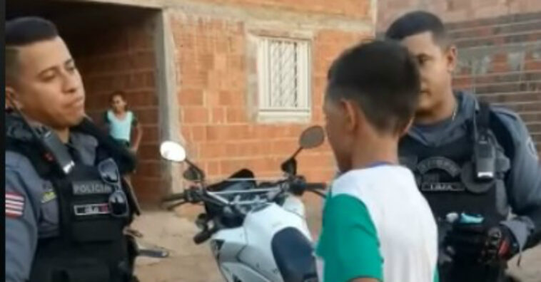 Menino humilhado por vender geladinho é homenageado por policiais