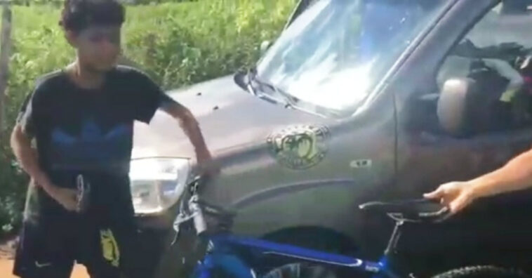 Menino que ajudou ciclistas ganha bicicleta nova