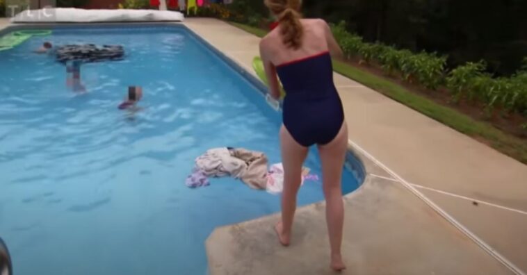 Mesmo sendo rica ela lava roupa na piscina para economizar