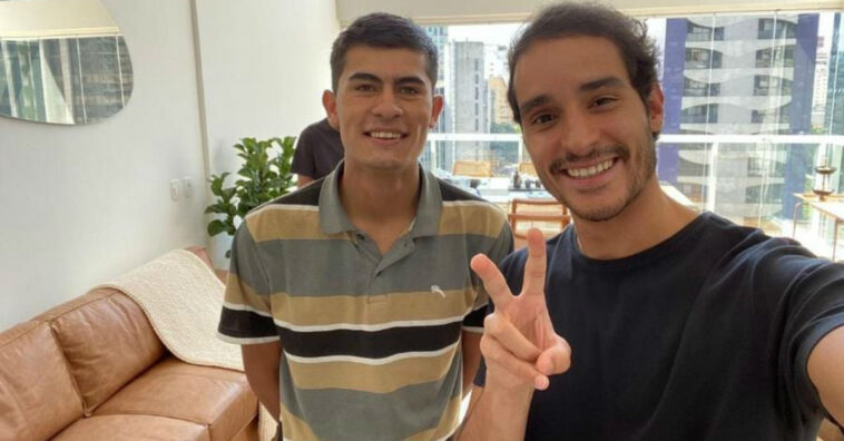 Motoboy que sofreu racismo ganha emprego em agência de publicidade