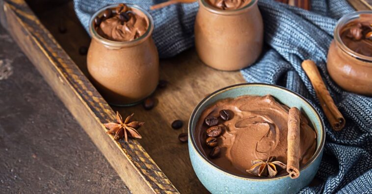 Mousse de chocolate fácil de 3 ingredientes sem ovo