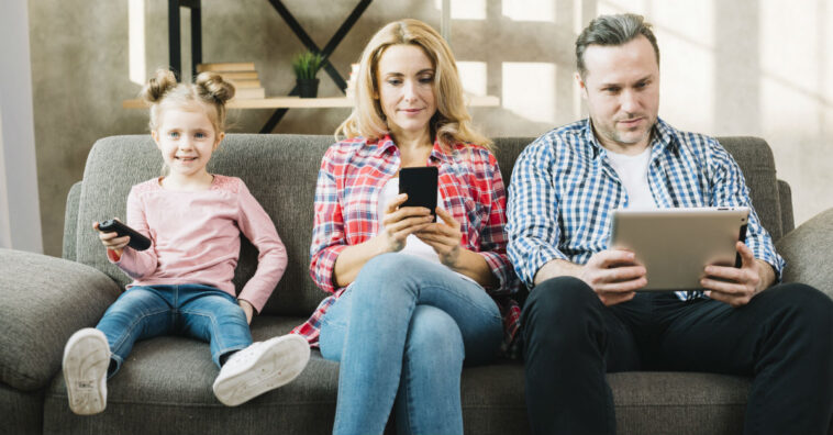 Muito tempo no celular agora são os filhos que reclamam dos pais