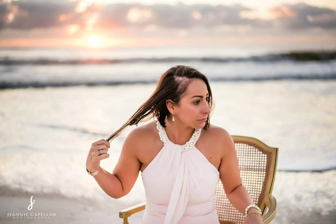 Mulher com câncer de mama raspa a cabeça na praia em ensaio emocionante