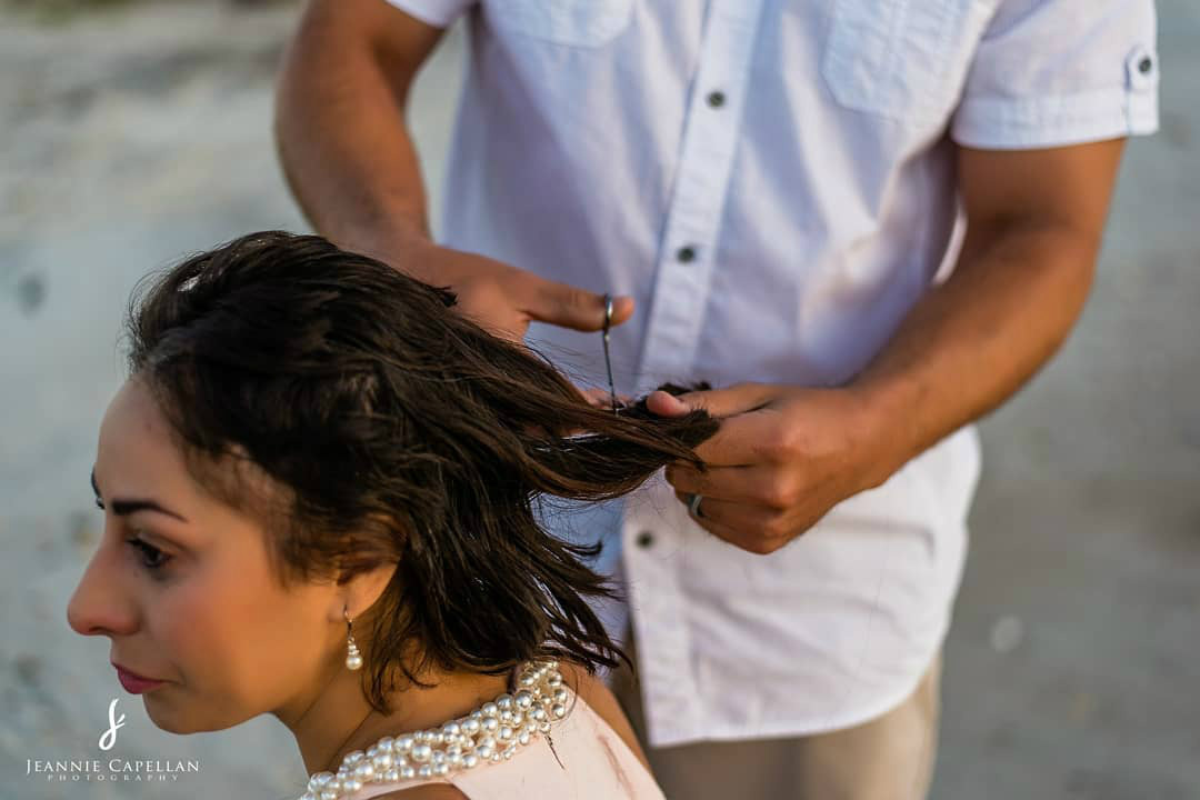 Mulher com câncer de mama raspa a cabeça na praia em ensaio emocionante