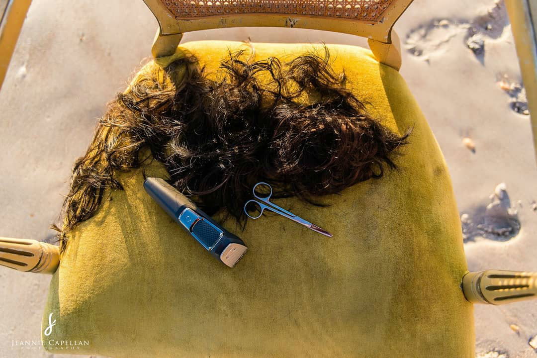 Mulher com câncer de mama raspa a cabeça na praia em ensaio emocionante