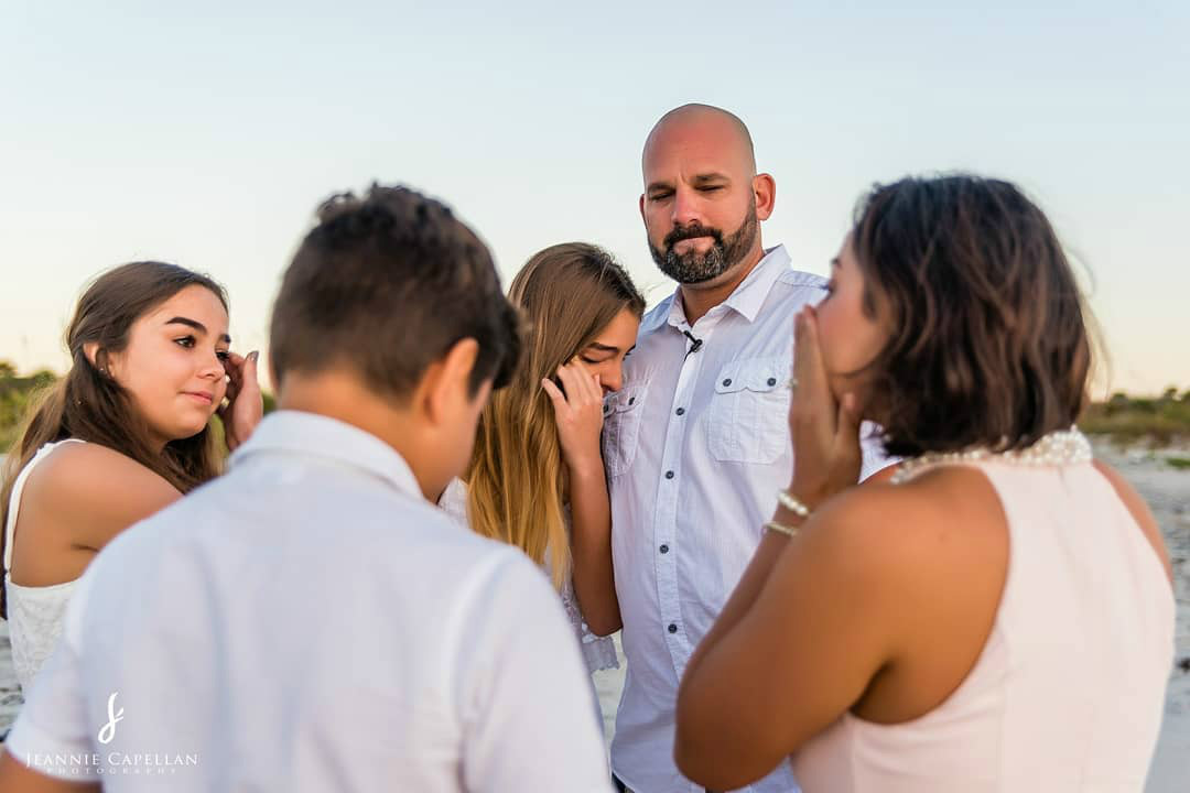 Mulher com câncer de mama raspa a cabeça na praia em ensaio emocionante