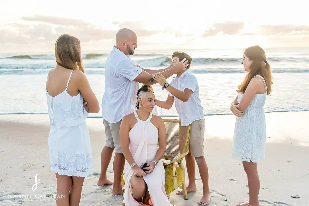 Mulher com câncer de mama raspa a cabeça na praia em ensaio emocionante