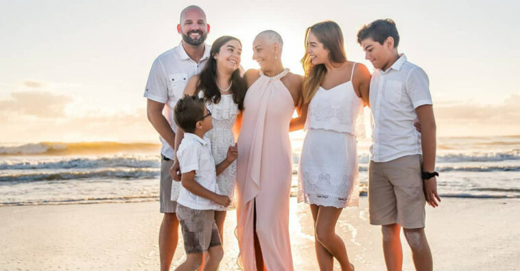 Mulher com câncer de mama raspa a cabeça na praia em ensaio emocionante