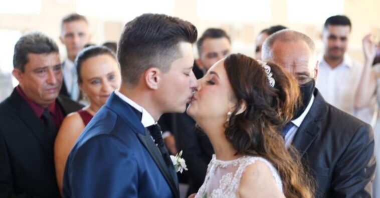 Mulher com câncer realiza sonho e casa 10 dias antes de morrer