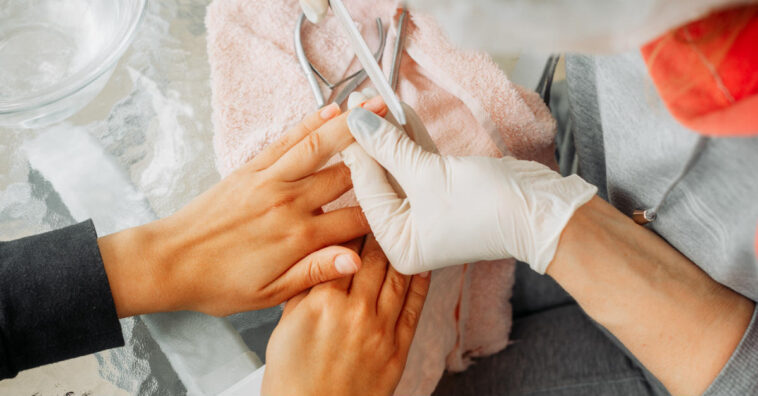 Mulher com covid vai à manicure e só avisa que estava doente depois