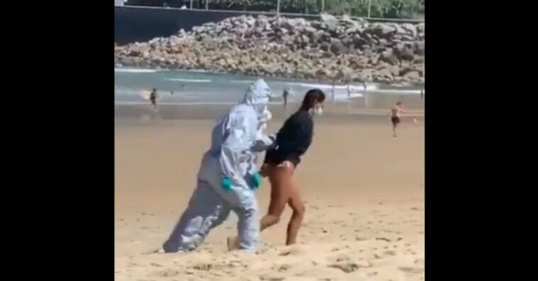 Mulher com covid é presa em praia na Espanha