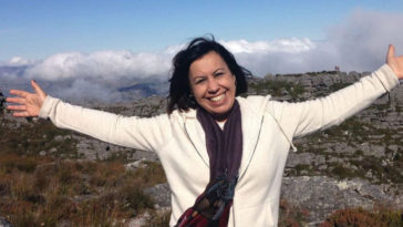 Mulher com câncer incurável aproveita a vida ao máximo