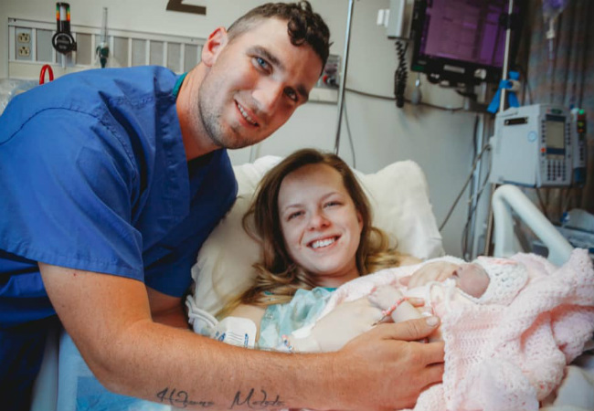 Mulher doa mais de 100 litros de leite materno após a morte de sua bebê nascimento