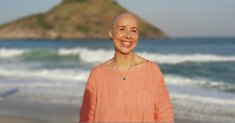 Mulher doa todo seu cabelo para comemorar 60 anos