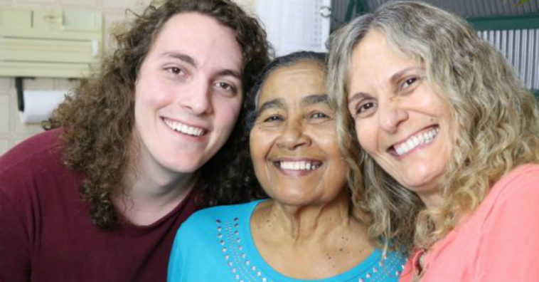 Mulher dá presente à amiga que sempre sonhou em ser mãe mas não pôde