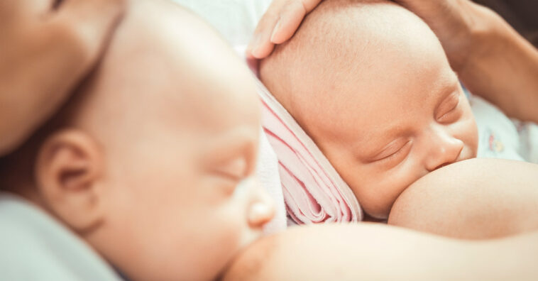 Mulher dá à luz a gêmeos com 11 semanas de diferença
