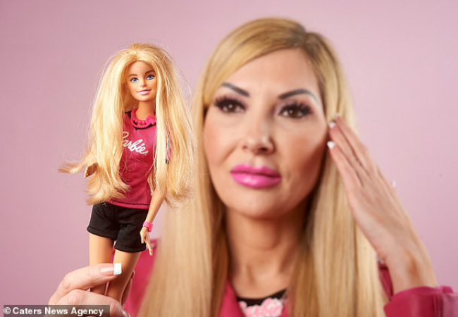 Mulher gastou R$ 141 mil para parecer com a Barbie história