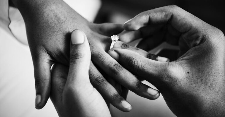 Mulher processa namorado por não pedi-la em casamento