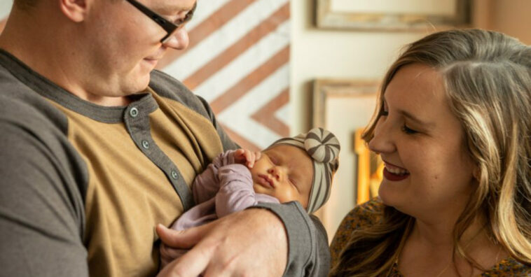 Mulher sem útero dá à luz primeira filha