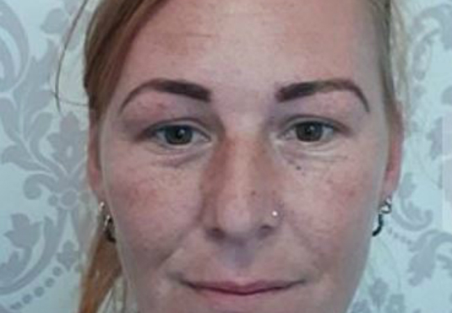 Mulher vai ao salão e volta com sobrancelhas de desenho animado final