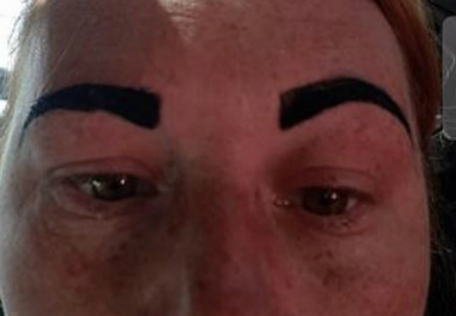 Mulher vai ao salão e volta com sobrancelhas de desenho animado pintada