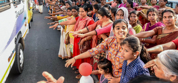 Mulheres indianas formam parede humana de 620 km pela igualdade muro