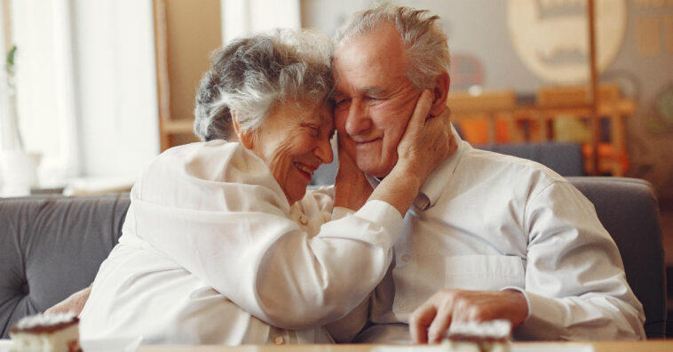 casal na terceira idade com rostos próximos desejo sexual da mulher madura