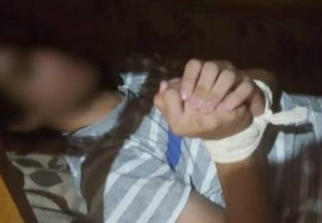 Mãe amarra filho que tentou suicídio por falta de tratamento história