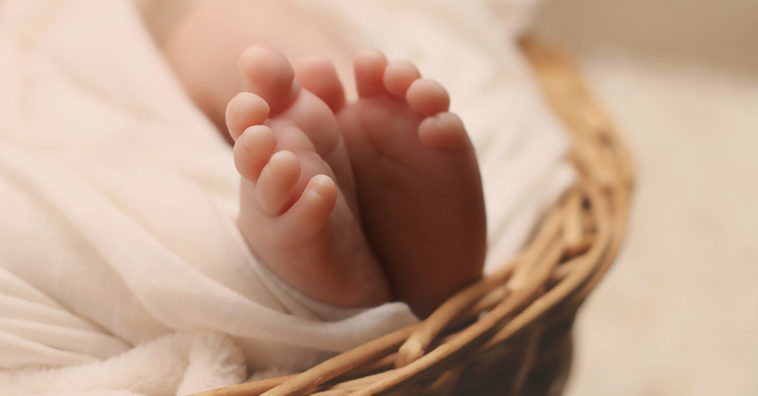 Mãe sofre aborto e compartilha fotos do seu feto nas redes sociais