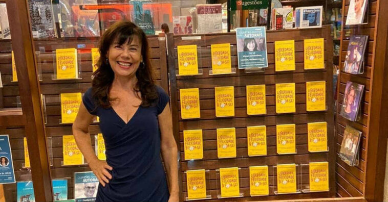 medo de envelhecer mirian goldenberg em pé na frente de seu livro publicado