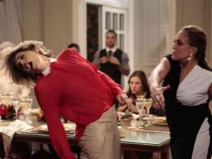 Nenhuma e nenhum ex se atrave a fazer mal a seu primo... a família inteira se volta contra ele.