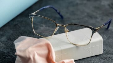 O que usar (e não usar) para limpar óculos de grau e sol