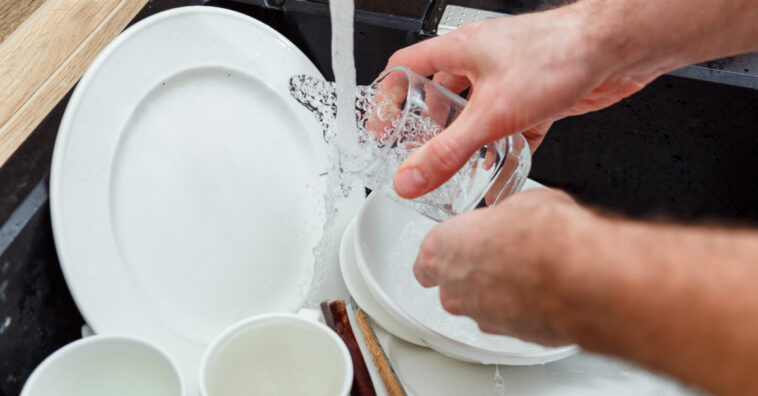 Organizar a louça antes de lavar