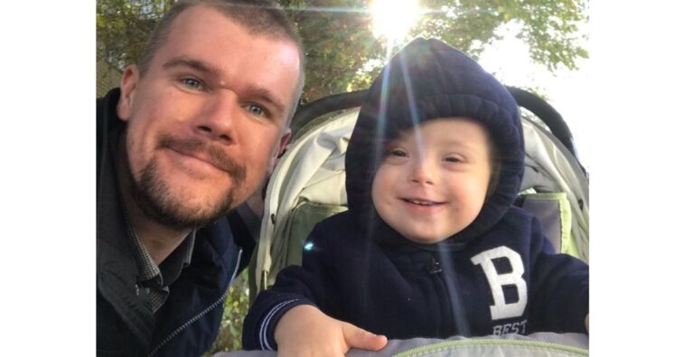 Pai solo cria filho com Down depois de ser abandonado pela esposa