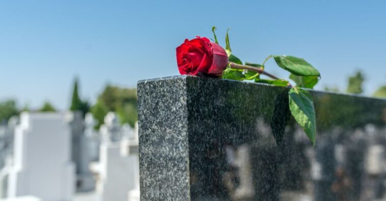 Pais desenterram filha para ela ser enterrada ao lado de outro homem