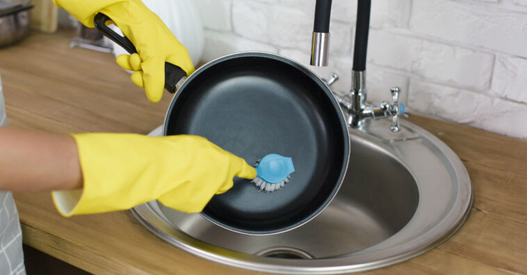 Passo a passo para limpar grills e frigideiras engorduradas