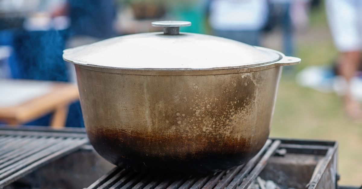 Passo a passo para limpar panela queimada usando papel-alumínio