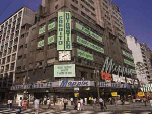 Perder o dia no Mappin em frente ao Theatro Municipal.