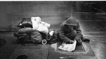 Pessoas tentam ajudar morador de rua mas são impedidas