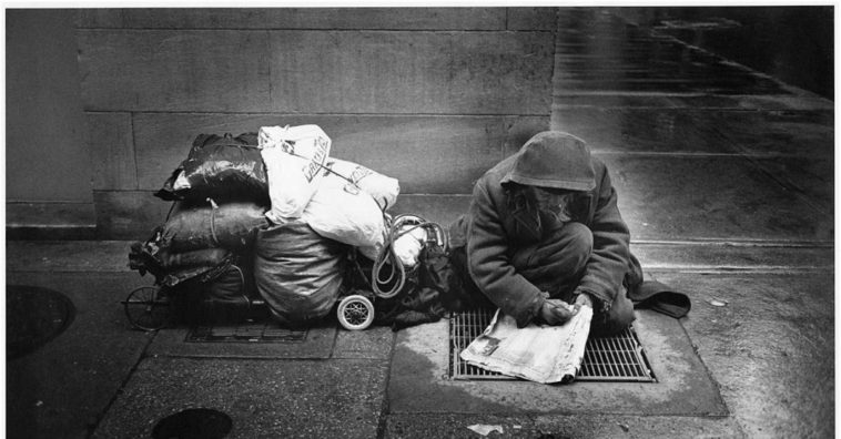 Pessoas tentam ajudar morador de rua mas são impedidas
