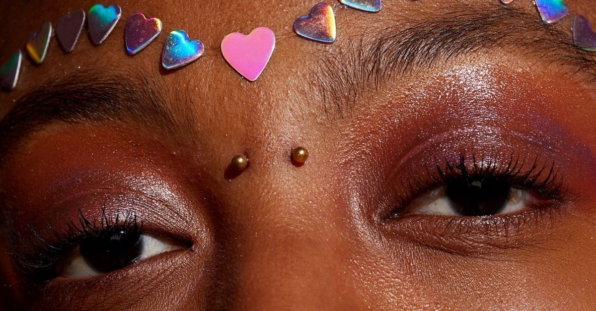 Piercing bridge saiba como cuidar e veja modelos inspiradores