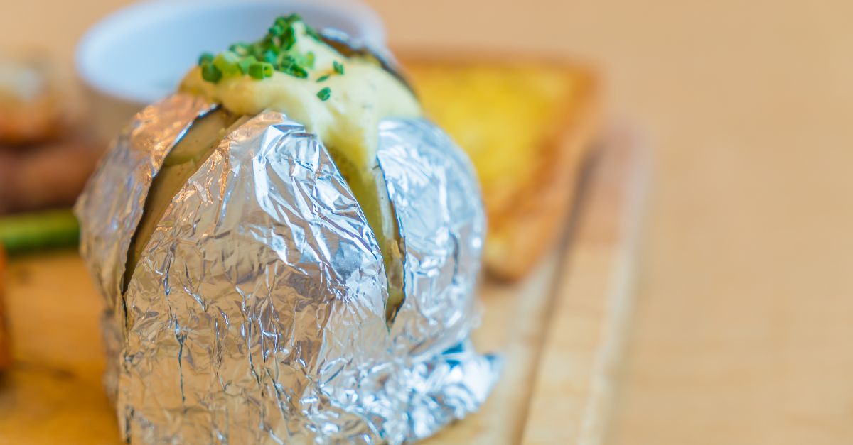 Pode colocar papel-alumínio no micro-ondas