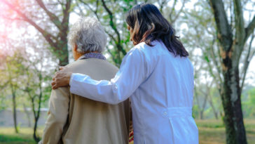 Policiais enchem despensa de idoso que teve a aposentadoria roubada