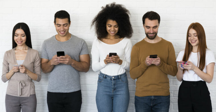 Ponto final em mensagens faz parecer mentira, diz pesquisa