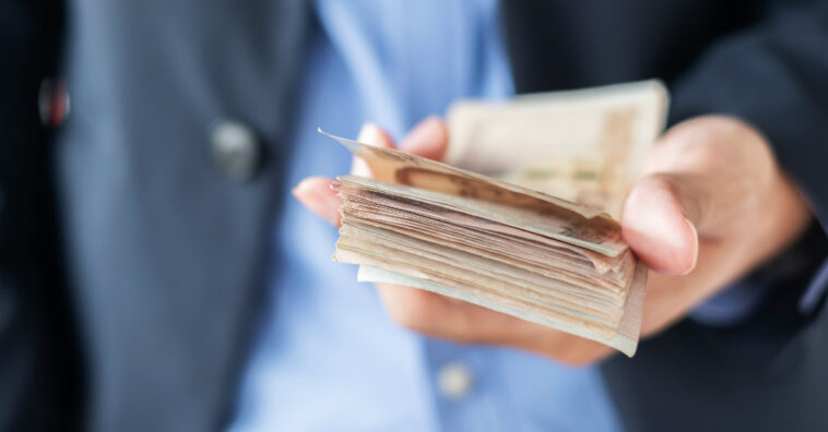 Por erro do banco, correntista fica com saldo infinito e gasta 1 milhão de dólares