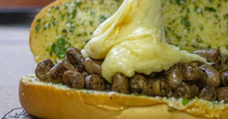 Sanduíche de pão de alho com recheio de coração