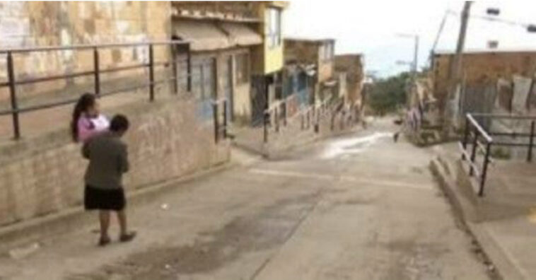 Sem condições de comprar cadeira de rodas nova, avó precisa carregar neta nos braços