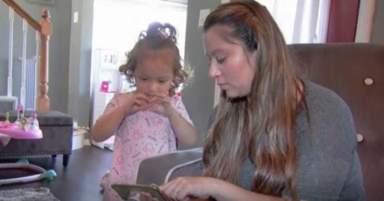 Sem querer, menina de 2 anos compra sofá de mais de R$ 1.600 pelo celular da mãe